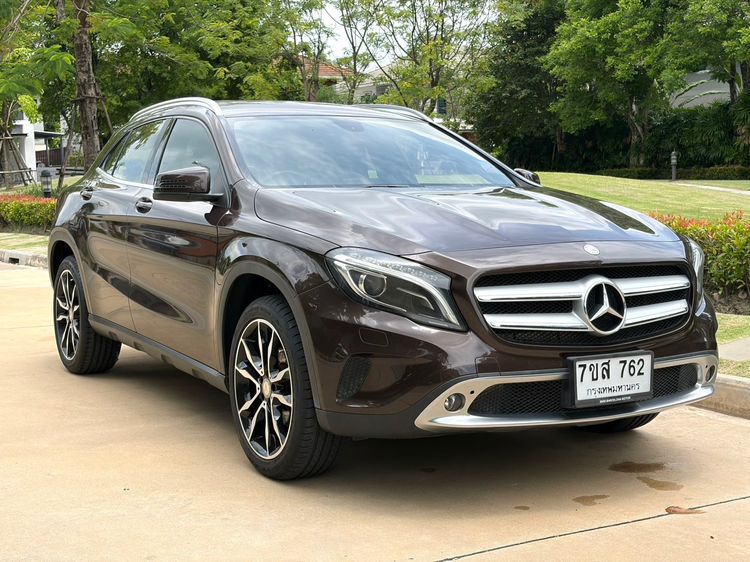 รถ Mercedes-Benz GLA-Class GLA200 สี น้ำตาล
