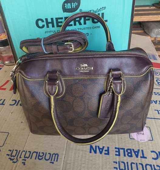 กระเป๋า Coach ทรงหมอน (Mini Bennett Satchel) ลาย Signature สีน้ำตาล ตัดขอบด้วยสีเหลืองนีออน