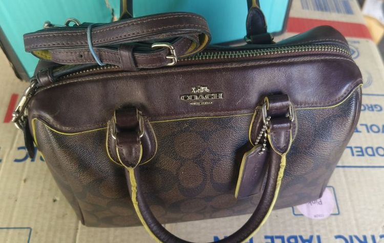 กระเป๋า Coach ทรงหมอน (Mini Bennett Satchel) ลาย Signature สีน้ำตาล ตัดขอบด้วยสีเหลืองนีออน รูปที่ 2