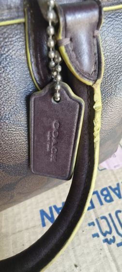 กระเป๋า Coach ทรงหมอน (Mini Bennett Satchel) ลาย Signature สีน้ำตาล ตัดขอบด้วยสีเหลืองนีออน รูปที่ 3