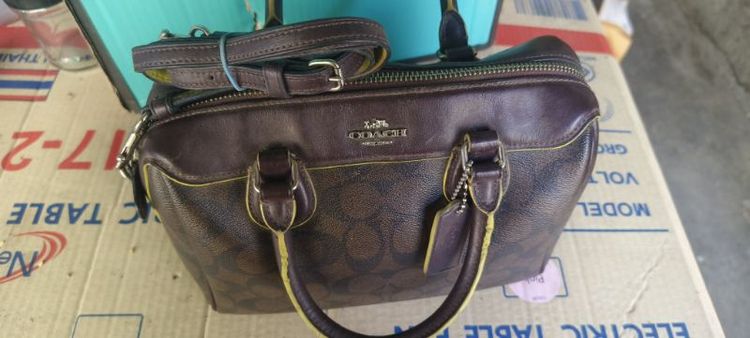 กระเป๋า Coach ทรงหมอน (Mini Bennett Satchel) ลาย Signature สีน้ำตาล ตัดขอบด้วยสีเหลืองนีออน รูปที่ 4