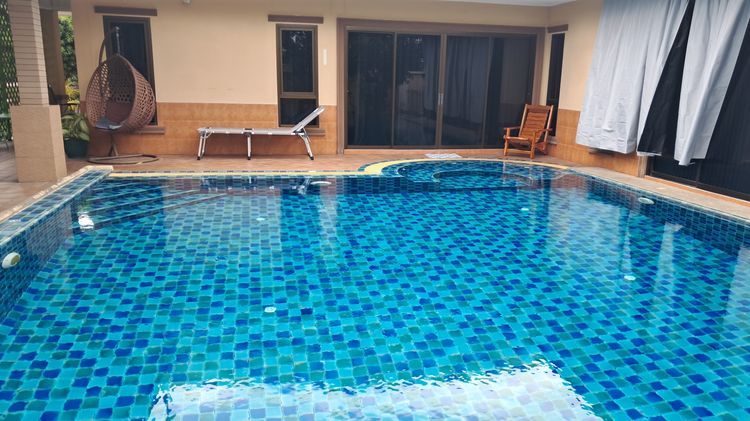 บ้านหลังใหญ่สวยงามในหมู่บ้านจัดสรรที่มีระบบรักษาความปลอดภัย รูปที่ 2