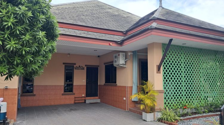 บ้านหลังใหญ่สวยงามในหมู่บ้านจัดสรรที่มีระบบรักษาความปลอดภัย