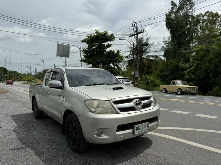 รถ Toyota Hilux Vigo 2.5 E สี บรอนซ์เงิน