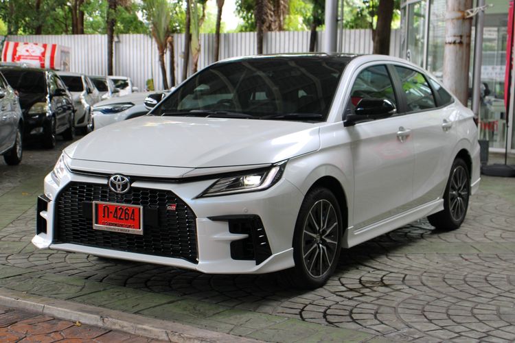 Toyota Yaris ATIV 2025 1.5 HEV GR SPORT Sedan ไฮบริด ไม่ติดแก๊ส เกียร์อัตโนมัติ ขาว รูปที่ 2