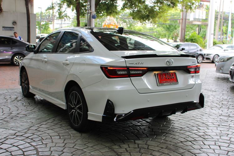 Toyota Yaris ATIV 2025 1.5 HEV GR SPORT Sedan ไฮบริด ไม่ติดแก๊ส เกียร์อัตโนมัติ ขาว รูปที่ 4