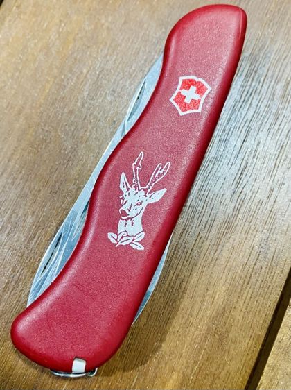 Victorinox Hunter 111mm ลายหัวกวางในตำนาน
