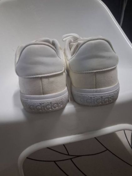 รองเท้าผ้าใบสีขาว adidas