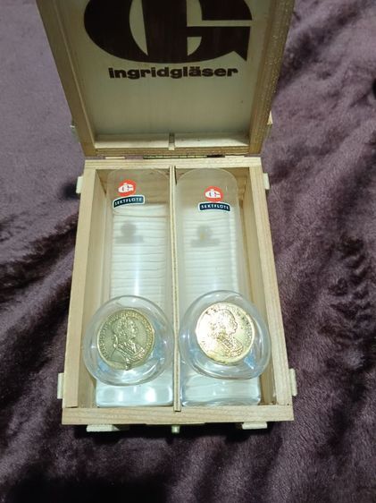 ชุดแก้วแชมเปญคู่พร้อมเหรียญจำลองกษัตริย์ออสเตรีย (Ingridgläser Sektflöte Set) รูปที่ 3