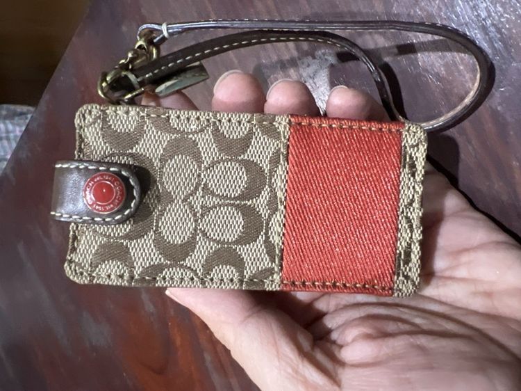 เคสใส่ iPod Mini ลายซิกเนเจอร์ (Signature Mini C) จากแบรนด์ Coach สีน้ำตาลตัดขอบแดง รูปที่ 2