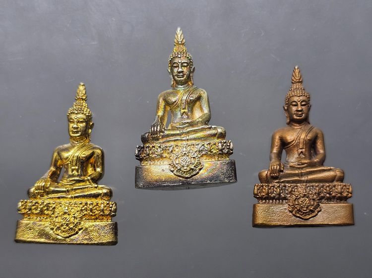 หลวงพ่อโต ภปร (ชุด 3 องค์ เนื้อเงิน - นวะ - กะไหล่ทอง) ที่ระลึกงานยกช่อฟ้า วัดกัลยาณมิตรมหาวรวิหาร ปี 2542 พร้อมกล่องเดิม รูปที่ 3