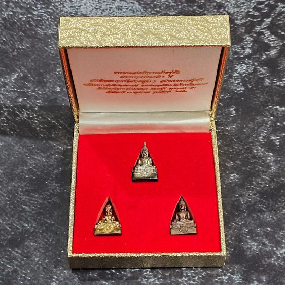 หลวงพ่อโต ภปร (ชุด 3 องค์ เนื้อเงิน - นวะ - กะไหล่ทอง) ที่ระลึกงานยกช่อฟ้า วัดกัลยาณมิตรมหาวรวิหาร ปี 2542 พร้อมกล่องเดิม