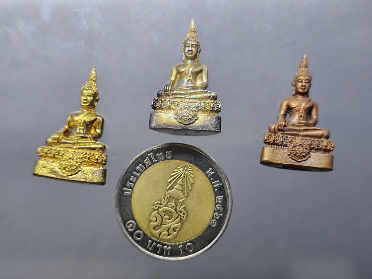 หลวงพ่อโต ภปร (ชุด 3 องค์ เนื้อเงิน - นวะ - กะไหล่ทอง) ที่ระลึกงานยกช่อฟ้า วัดกัลยาณมิตรมหาวรวิหาร ปี 2542 พร้อมกล่องเดิม รูปที่ 8