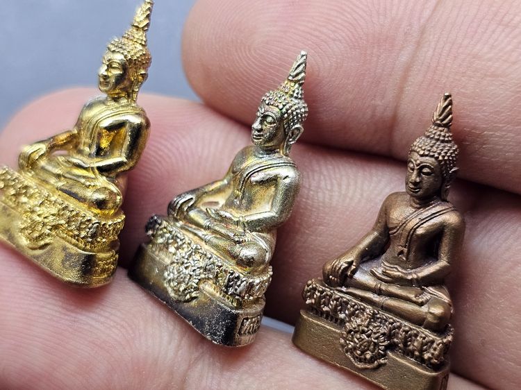 หลวงพ่อโต ภปร (ชุด 3 องค์ เนื้อเงิน - นวะ - กะไหล่ทอง) ที่ระลึกงานยกช่อฟ้า วัดกัลยาณมิตรมหาวรวิหาร ปี 2542 พร้อมกล่องเดิม รูปที่ 5