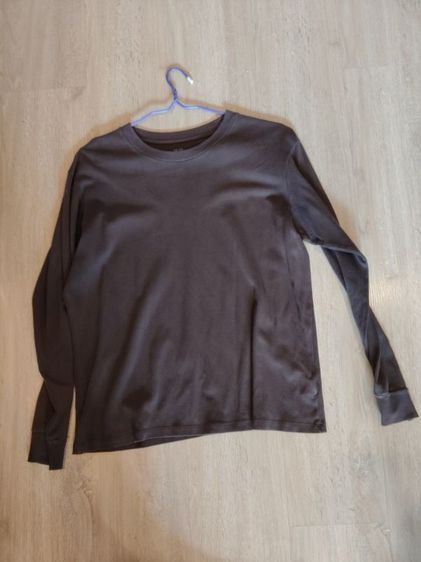 เสื้อแขนยาว Uniqlo สีน้ำตาลพื้น ผ้าคอตตอนนุ่ม ใส่สบาย มินิมอล รูปที่ 3