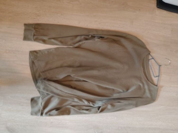 เสื้อยืดแขนยาว Uniqlo แท้ สีกากี/น้ำตาลอ่อน สภาพดี รูปที่ 3