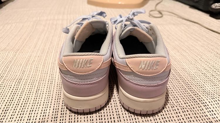 ขาย Nike Dunk Low ของแท้ 💜🩷 สีพาสเทล Lavender / Peach👟 ไซซ์: US 9W / UK 8 / EUR 42.5 / BR 40.5 / 27 CM🏷️ รหัสสินค้า: DD1503-001 (เช็กได้ที่ป้ายไซซ์ด้านใน) รูปที่ 4