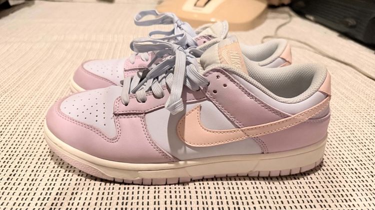 ขาย Nike Dunk Low ของแท้ 💜🩷 สีพาสเทล Lavender / Peach👟 ไซซ์: US 9W / UK 8 / EUR 42.5 / BR 40.5 / 27 CM🏷️ รหัสสินค้า: DD1503-001 (เช็กได้ที่ป้ายไซซ์ด้านใน) รูปที่ 2