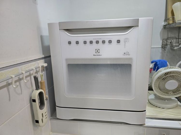 เครื่องล้างจาน Electrolux ขนาด 55 cm. มีคู่มือการใช้งาน สภาพดีใช้งานได้ปกติ
