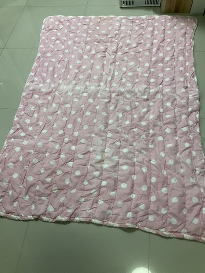 ผ้าห่มลายจุดและลายทางสีชมพูขาว มือสอง ขนาด 130x180 ซม นน 1.3 กก
