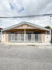 ขายบ้านหมู่บ้านทหารกองหนุน พระยาสุเรนทร์28 บ้านหน้ากว้าง มีห้องน้ำในตัวถึง2ห้อง จอดรถในบ้านได้2คันจ้า
