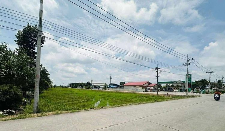 ที่ดินหน้ากว้างติดถนน2ด้าน ติดปั้มน้ำมัน ติดริมคลอง1ด้าน ต.ศาลาแดง