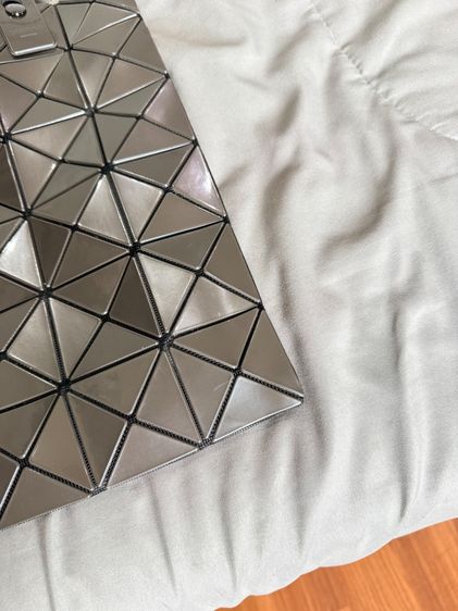 BAO BAO ISSEY MIYAKE LUCENT METALLIC 6×6 รูปที่ 4