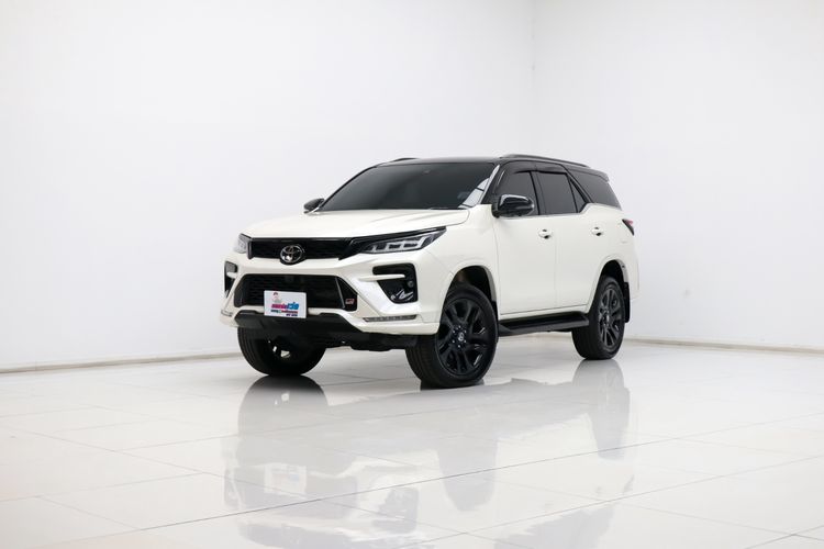 รถ Toyota Fortuner 2.8 V TRD Sportivo Black Top 4WD สี ขาว