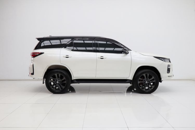 Toyota Fortuner 2021 2.8 V TRD Sportivo Black Top 4WD Utility-car ดีเซล ไม่ติดแก๊ส เกียร์อัตโนมัติ ขาว รูปที่ 3