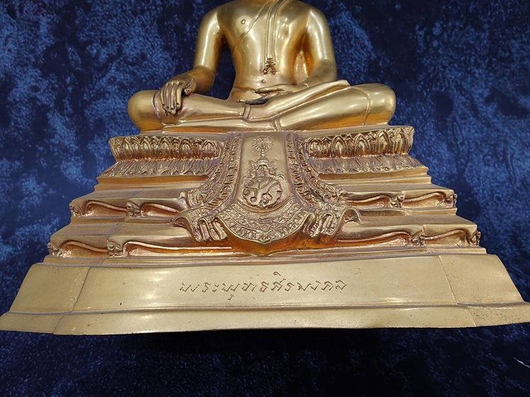 พระพุทธศิรมงคล ภปร. ขนาดบูชา หน้าตัก 5 นิ้ว เนื้อกาหลั่ยทอง ในหลวงเสด็จเททอง จัดสร้างโดยโรงพยาบาลภูมิพลอดุลยเดช ปี2524 นิยม หายาก รูปที่ 4