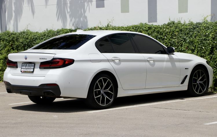 BMW Series 5 2023 530e Sedan ปลั๊กอินไฮบริด (PHEV) ไม่ติดแก๊ส เกียร์อัตโนมัติ ขาว รูปที่ 4