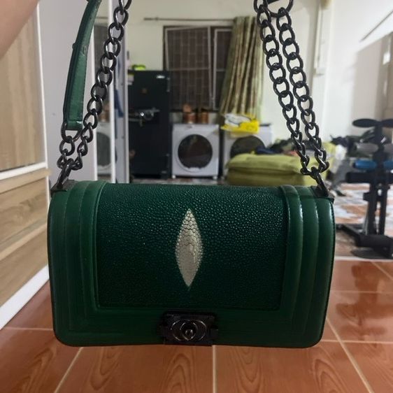 หนังแท้ กระเป๋าหนังปลากระเบนแท้สีเขียวสภาพใหม่ซื้อมายังไม่เคยใช้ 3000 บาท