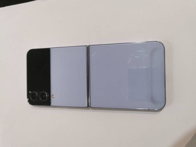 Galaxy Z Flip4 256 มือสองสีฟ้า(มีตำหนิ)