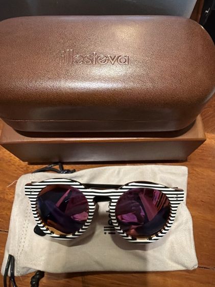 Illesteva – Leonard II* รุ่น: Leonard II Hand Made in France* กรอบลาย ดำ-ขาวลายเส้น* เลนส์ออกโทนม่วง/แดง* มี กล่อง Illesteva + ถุงผ้า
