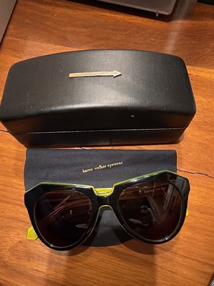 Karen Walker NUMBER ONE* Code: 1101418* กรอบสีดำ/เขียว-เหลือง* เลนส์สีน้ำตาล* มี กล่อง/เคส     ซองรองแว่น* สภาพโดยรวมดูดีมาก