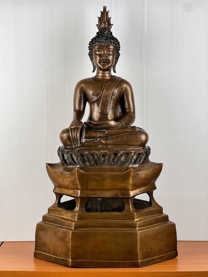 พระบูชาศิลปะล้านช้างลาว ฐานสูง เนื้อสัมฤทธิ์ หน้าตักกว้าง 9 นิ้ว ความสูง 27 นิ้ว