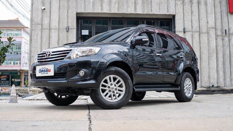 รถ Toyota Fortuner 2.5 V สี ดำ