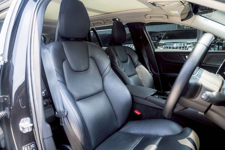 Volvo V60 2021 2.0 T8 Inscription 4WD Sedan เบนซิน ดำ รูปที่ 2
