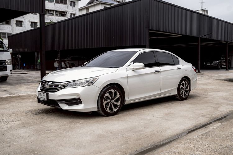 รถ Honda Accord 2.0 E สี ขาว