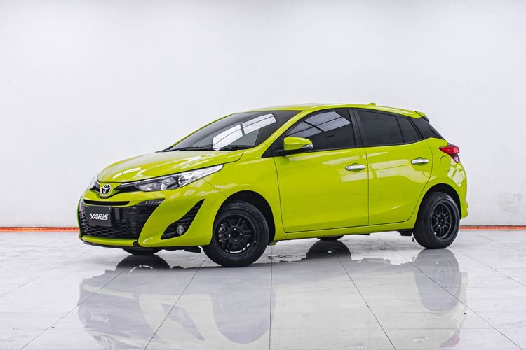 รถ Toyota Yaris 1.2 G สี เขียว