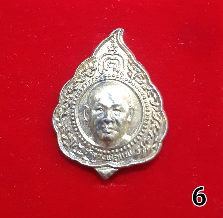 06.เข็มกลัดใบโพธิ์ หลวงพ่อแพ วัดพิกุลทอง จังหวัดสิงห์บุรี ปี 2530