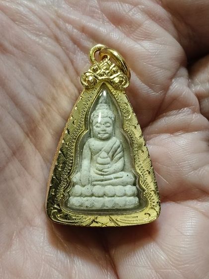 พระพุทโธคุณแม่บุญเรือนออกวัดอาวุธ ปี 53 ผสมมวลสารผงเก่าคุณแม่และพระพุทโธรุ่นแรกปี 94 และมงคลมหาลาภปี 99ปี เลี่ยมกรอบทองไมครอนเดิมจากวัด