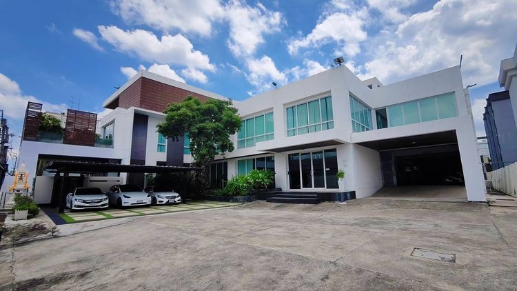 ให้เช่าสำนักงานพร้อมคลังสินค้าครบวงจร ซ.ลาดพร้าว 124 พื้นที่ใช้สอย  1,672ตร.ม. ไม่รวมที่จอดรถกว่า 40 คัน รถใหญ่เข้าได้