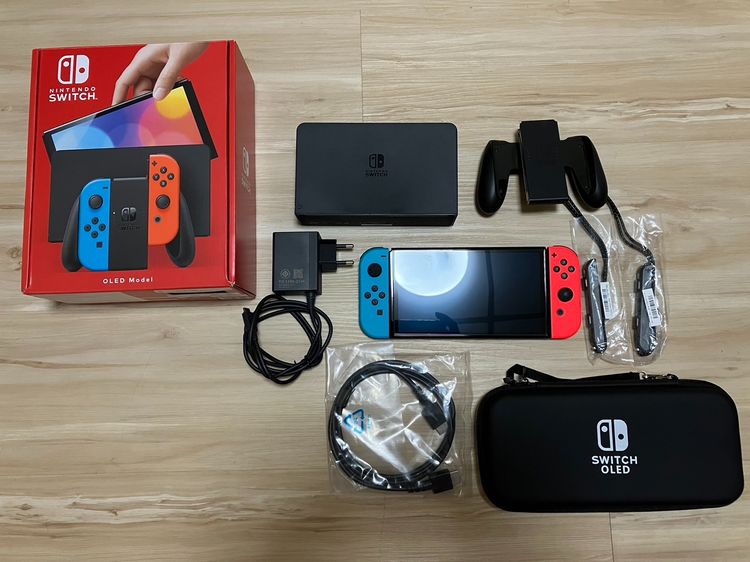เครื่องเกมส์นินเทนโด เชื่อมต่อไร้สายได้ Nintendo Switch OLED Neon Red Blue แบตอึด