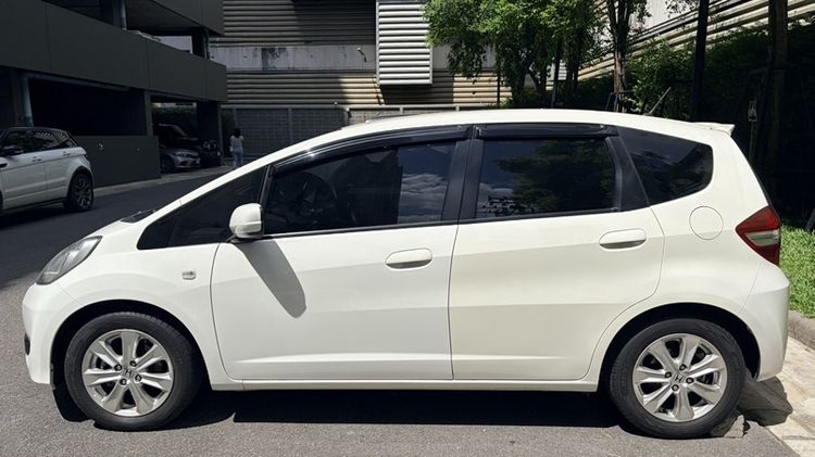 Honda Jazz 2013 1.5 V i-VTEC Sedan เบนซิน ไม่ติดแก๊ส เกียร์อัตโนมัติ ขาว รูปที่ 4