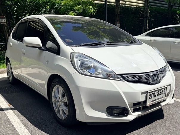 Honda Jazz 2013 1.5 V i-VTEC Sedan เบนซิน ไม่ติดแก๊ส เกียร์อัตโนมัติ ขาว