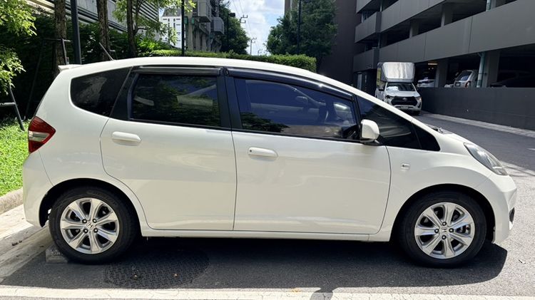 Honda Jazz 2013 1.5 V i-VTEC Sedan เบนซิน ไม่ติดแก๊ส เกียร์อัตโนมัติ ขาว รูปที่ 2
