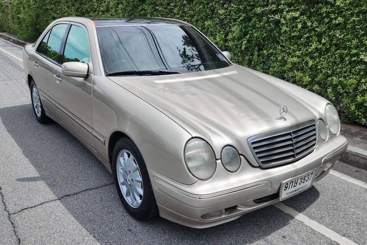 รถ Mercedes-Benz E-Class E240 สี บรอนซ์ทอง