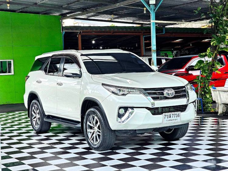 รถ Toyota Fortuner 2.4 V สี ขาว