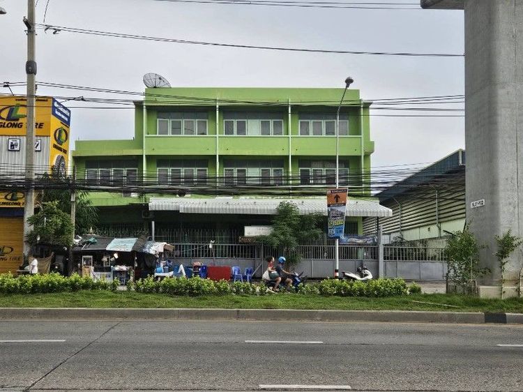 **ขายอาคารพาณิชย์+ที่ดินติดถนนเทพารักษ์ ทำเลทอง หน้ารถไฟฟ้าสายสีเหลือง ราคา 68 ล้านบาท ต่อรองได้**